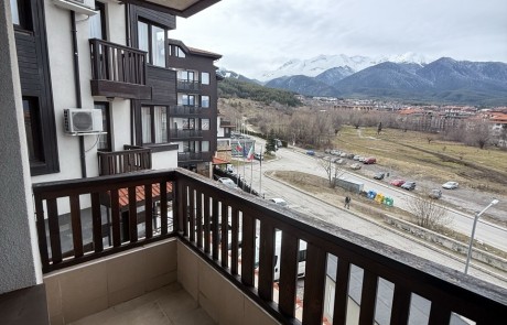 Стилен тристаен апартамент с панорамна гледка в Банско